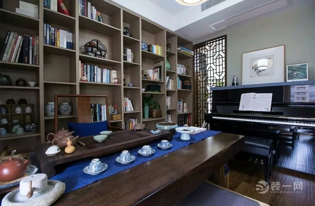 书房一旁靠墙还摆着一台黑色高档的钢琴,让书房的功能更加丰富